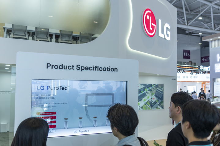 [서울=뉴시스]LG전자가 글로벌 3대 산업 소재 전시회 ‘차이나플라스(Chinaplas) 2025’에서 LG 퓨로텍을 선보였다. 글로벌 B2B 고객들이 다양한 LG 퓨로텍 제품을 살펴보고 있다. (사진=LG전자 제공) photo@newsis.com *재판매 및 DB 금지