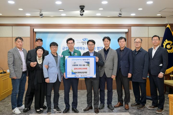 왼쪽부터 첫 번째 김동원 영덕군장애인연합회 회장, 두 번째(앞) 박선아 월하산방 후원회장, 두 번째(뒤) 김영문 영덕군장애인연합회 부회장, 세 번째 최승호 HDC현대산업개발 소장, 네 번째 김광열 영덕군수, 다섯 번째 최성일 HDC현대산업개발 소장. (사진=HDC현대산업개발 제공) *재판매 및 DB 금지