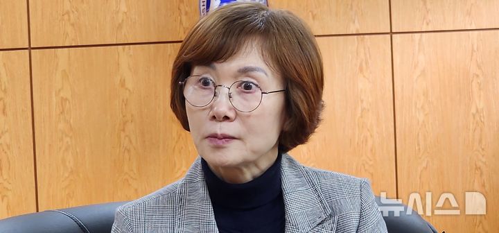 [창원=뉴시스] 김기진 기자 = 최경희 창신대 총장이 최근 집무실에서 뉴시스와 인터뷰를 하고 있다. 2025.04.16. sky@newsis.com