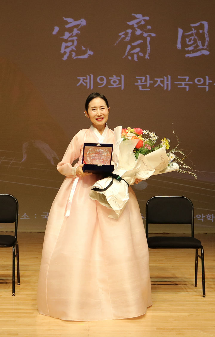 (사)한국국악학회 관재국악상 운영위원회는 지난 15일 국립국악원 우면당에서 '제9회 관재국악상 시상식'을 열고 이지영 서울대학교 교수를 수상자로 선정했다고 16일 밝혔다. (사진=국립국악원 제공) *재판매 및 DB 금지