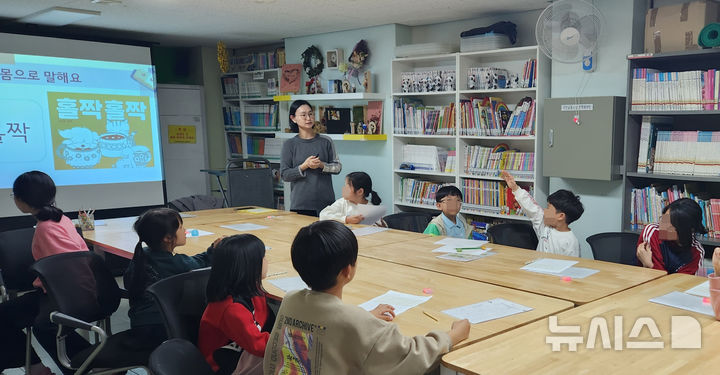 [용인=뉴시스]용인시 작은도서관에서 진행 중인 아이돌봄 프로그램 '독서 수업' 모습(사진=용인시 제공)2025.04.16.photo@newsis.com
