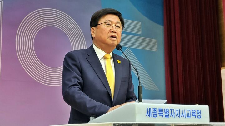 [세종=뉴시스] 송승화 기자 = 세종시 보람동 세종시교육청에서 열린 '세월호 기억식'에서 최교진 세종시교육감이 추도사를 하고 있다. 2025.04.16.ssong1007@newsis.com. *재판매 및 DB 금지