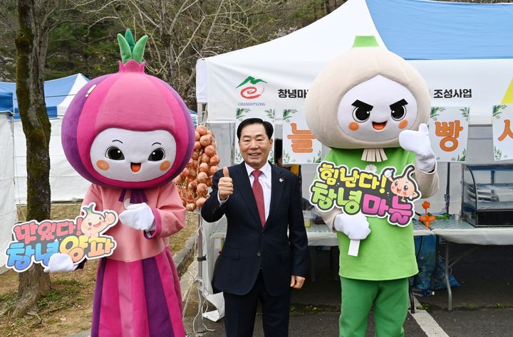[창녕=뉴시스] 성낙인 창녕군수가 제29회 부곡온천축제에서 창녕양파마늘 홍보를 하고 있다. (사진=창녕군 제공) 2025.04.16. photo@newsis.com *재판매 및 DB 금지