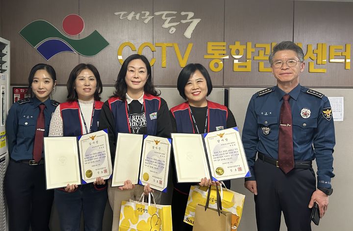[대구=뉴시스] 대구 동부경찰서는 동구청 CCTV 통합관제센터 요원들에게 감사장을 전달했다. (사진=대구 동부경찰서 제공) 2025.04.16. photo@newsis.com *재판매 및 DB 금지