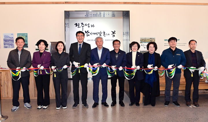 [진주=뉴시스] 경남 진주시와 산청군은 6월1일까지 일호광장 진주역에서 산청-진주 상생발전 기획전 '진주성과 남사예담촌의 봄' 전시회가 열린다고 16일 밝혔다. (사진=진주시 제공) 2025.04.16. photo@newsis.com *재판매 및 DB 금지