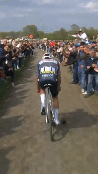 [서울=뉴시스] 관중이 마티유 반 데르 포엘 선수를 향해 병을 던지는 모습. (사진=flobikes 인스타그램) *재판매 및 DB 금지