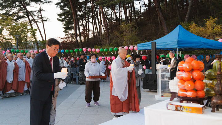 [합천=뉴시스] 불기 2569년 부처님 오신 날 맞아 '자비광명 평화의 탑' 점등 (사진=합천군 제공) 2025.04.16. photo@newsis.com  *재판매 및 DB 금지