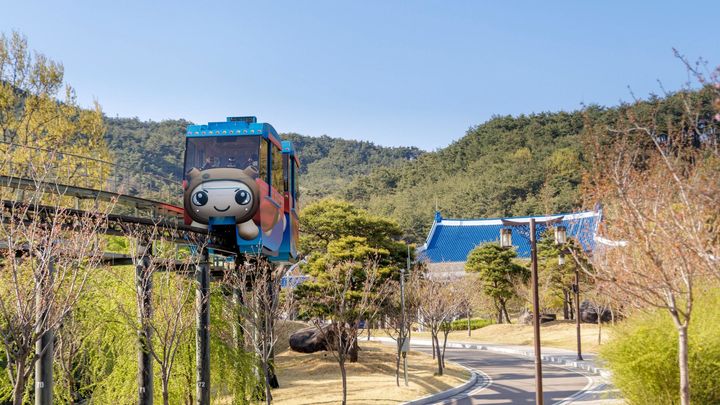[합천=뉴시스] 경남 합천영상테마파크 모노레일이 합천군 대표 캐릭터 '별쿵'으로 새롭게 단장했다. (사진=합천군 제공) 2025.04.16. photo@newsis.com *재판매 및 DB 금지