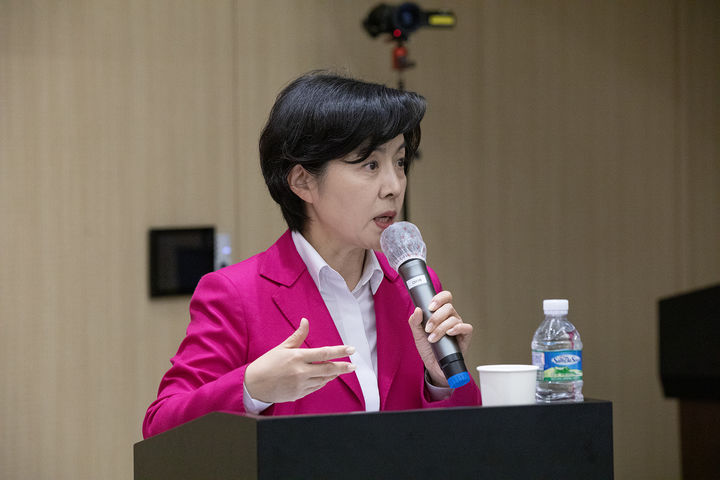 고려대는 지난 14일 SK미래관 최종현홀에서 '2025년 세상을 바꾸는 리더 렉쳐 시리즈' 제5회를 개최했다. 사진은 강연하는 이숙연 대법관. (사진=고려대 제공) *재판매 및 DB 금지