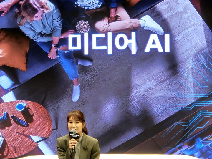[서울=뉴시스] 박은비 기자 = 김채희 KT 미디어부문장(전무)이 16일 서울 강남구 안다즈 서울 강남에서 개최한 미디어토크에서 발언하고 있다. 2025.04.16. silverline@newsis.com *재판매 및 DB 금지