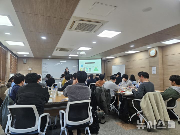 [안산=뉴시스]중소벤처기업연수원이 15일 안산상공회의소와 함께 신입직원 합동교육을 진행하고 있다.(사진=중소벤처기업연수원 제공)2025.04.16.photo@newsis.com