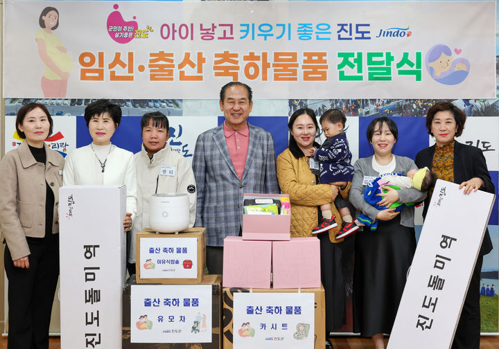 [진도=뉴시스]임신·출산 축하 물품 전달. (사진=진도군 제공) 2025.04.16. photo@newsis.com *재판매 및 DB 금지