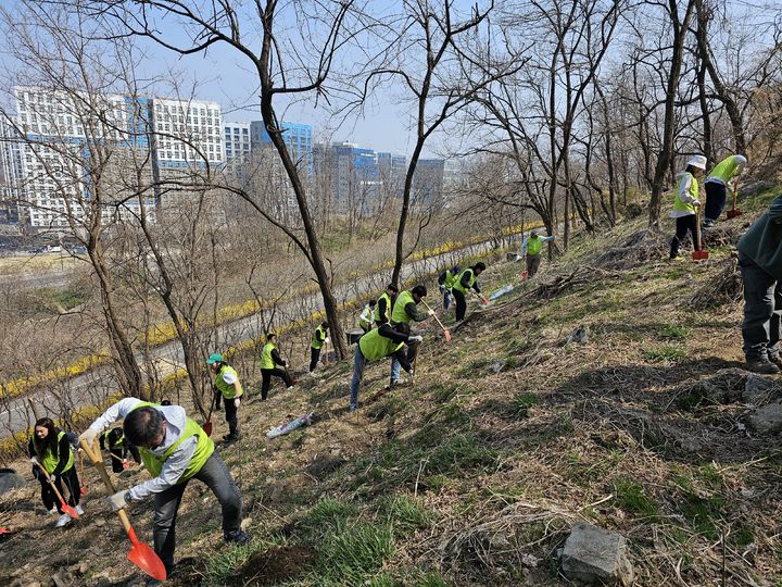 [서울=뉴시스] 신세계건설은 지난 4일 서울 마포 노을공원에서 환경재단과 함께 ‘노을공원 숲 조성 봉사활동’ 행사를 진행했다. 2025.04.16. (사진=신세계건설 제공) photo@newsis.com *재판매 및 DB 금지