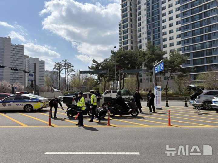 [양주=뉴시스] 양주경찰서와 양주시, 한국교통안전공단 이륜차량 불법행위 합동단속.(사진=양주경찰서 제공)photo@newsis.com