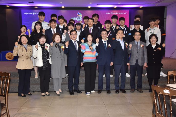 [울산=뉴시스] 울산시 기능경기대회에서 수상한 직업계고 학생들. (사진=울산시교육청 제공) 2025.04.16. photo@newsis.com *재판매 및 DB 금지