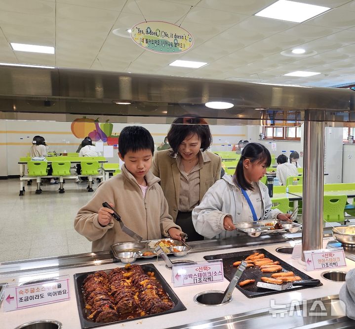 [용인=뉴시스]자율선택급식 운영학교인 성지초등학교를 방문한 김희정 교육장(사진=용인교육지원청 제공)2025.04.16.photo@newsis.com