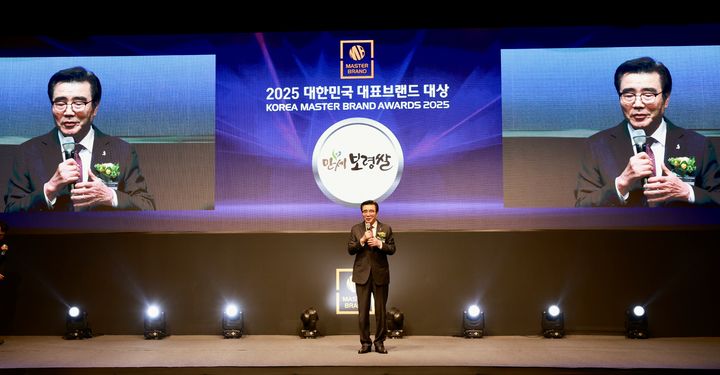 [대전=뉴시스] 서울신라호텔에서 열린 대한민국 대표브랜드 대상 시상식에 인사말을 하는 김동일 보령시장. (사진=보령시청 제공) *재판매 및 DB 금지