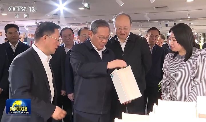 [서울=뉴시스]미중 무역전쟁이 격화되는 가운데 리창 중국 총리가 15일 미국발 관세 충격으로 인한 어려움과 도전을 침착하게 대처하고 소비 진작, 내수 확대에 더욱 주력해야 한다고 주문했다. 리 총리가 베이징에서 시찰 중인 모습. 2025.04.16