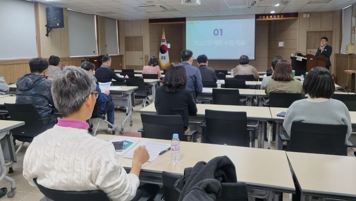 [산청=뉴시스] 경남 산청교육지원청은 지난 15일 지원청 3층 대회의실에서 산청관내 유·초·중·고 학교안전업무 담당자 25명을 대상으로 학교안전업무 담당자 역량강화 연수를 했다고 16일 밝혔다. (사진=산청교육지원청 제공) 2025.04.16. photo@newsis.com *재판매 및 DB 금지