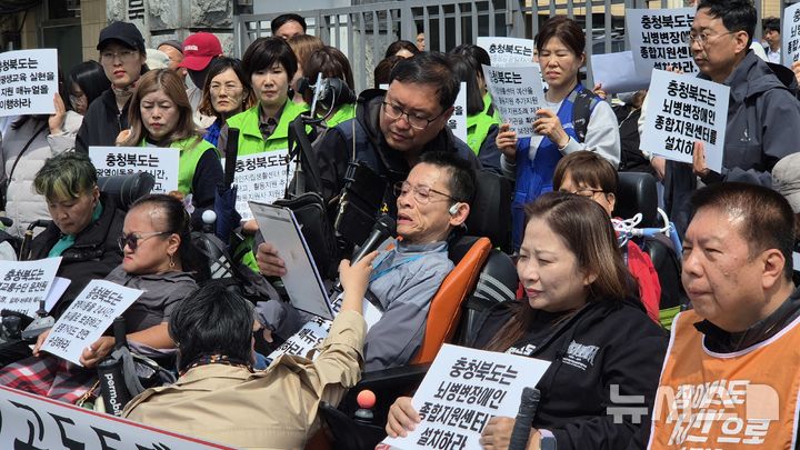[청주=뉴시스] 연현철 기자 = 이종일 충북장애인차별철폐연대 상임대표가 16일 충북도청 서문 앞에서 열린 '장애인차별철폐의 날 선언' 기자회견에서 장애인 기본권 확립과 맞춤형 복지 지원 등을 촉구하고 있다. 2025.04.16. yeon0829@newsis.com