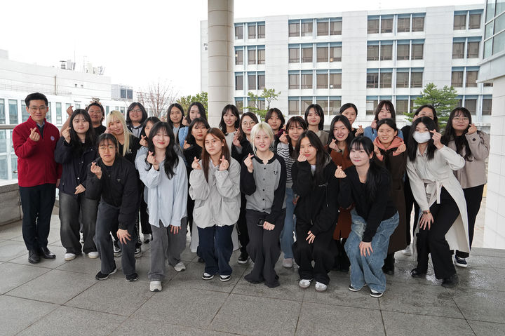 성신여대 융합보안공학과 CSE Lab 소속 학생들이 의성 산불 이재민 지원에 성금을 기부했다. 사진은 성신여대 융합보안공학과 이일구 지도교수와 CSE Lab 학생들. (사진=성신여대 제공) *재판매 및 DB 금지
