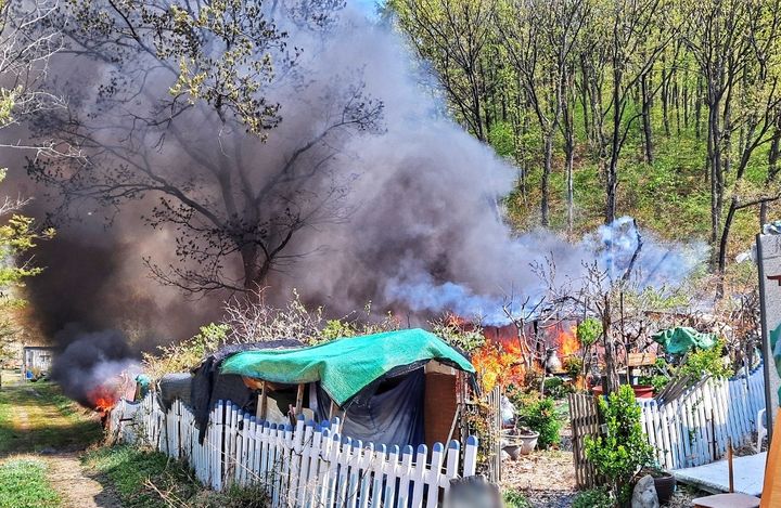 [울산=뉴시스] 16일 오전 10시3분께 울산 울주군 범서읍 중리의 한 주택 공터에 불이나 연기가 올라오고 있다. (사진=울산소방본부 제공) 2025.04.16. photo@newsis.com *재판매 및 DB 금지