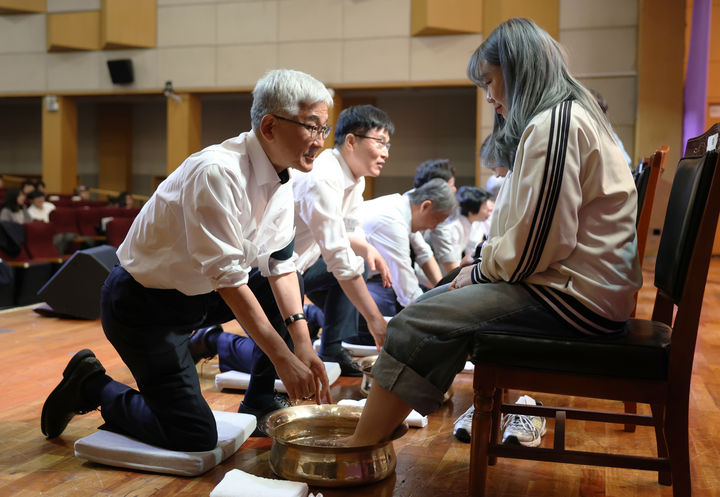 명지대 임연수 총장이 학생의 발을 씻겨주고 있다. (사진=명지대 제공) *재판매 및 DB 금지