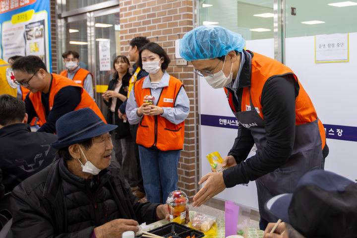 [서울=뉴시스] 김대헌 호반그룹 기획총괄사장과 임직원 봉사단 ‘호반사랑나눔이’가 경북 안동 산불 피해 주민에게 배식 봉사를 하고 있다. (사진=호반 제공) 2025.04.16. photo@newsis.com *재판매 및 DB 금지