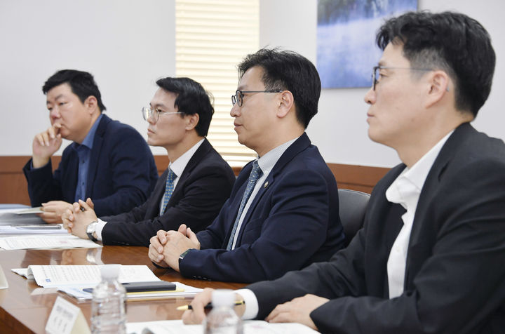 [세종=뉴시스] 김범석 기획재정부 1차관은 16일 서울 종로구 정부서울청사에서 '제4차 관계부처 합동 일자리전담반(TF) 회의'를 주재하고, 통상리스크에 따른 산업·지역 고용 영향을 점검하고 향후 대응 방향을 논의했다. (사진=기재부 제공) 2025.04.16. photo@newsis.com *재판매 및 DB 금지