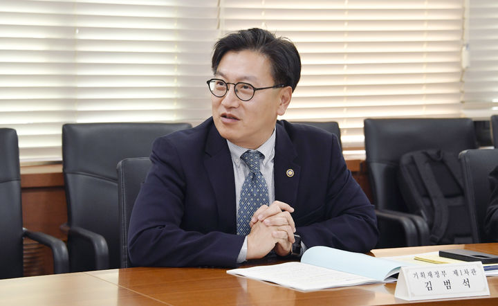 [세종=뉴시스] 김범석 기획재정부 1차관은 16일 서울 종로구 정부서울청사에서 '제4차 관계부처 합동 일자리전담반(TF) 회의'를 주재하고, 통상리스크에 따른 산업·지역 고용 영향을 점검하고 향후 대응 방향을 논의했다. (사진=기재부 제공) 2025.04.16. photo@newsis.com *재판매 및 DB 금지