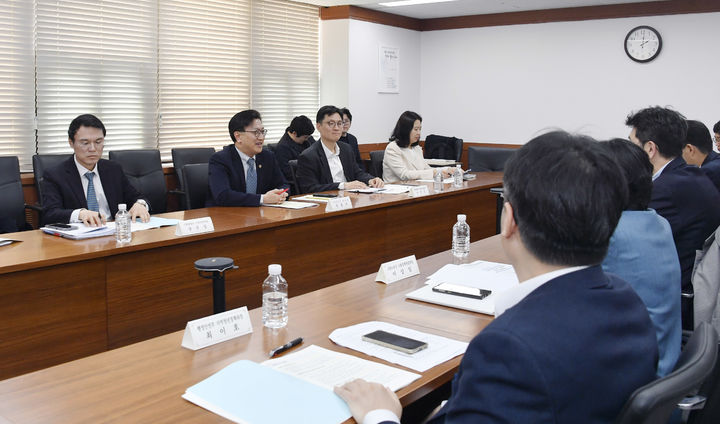 [세종=뉴시스] 김범석 기획재정부 1차관은 16일 서울 종로구 정부서울청사에서 '제4차 관계부처 합동 일자리전담반(TF) 회의'를 주재하고, 통상리스크에 따른 산업·지역 고용 영향을 점검하고 향후 대응 방향을 논의했다. (사진=기재부 제공) 2025.04.16. photo@newsis.com *재판매 및 DB 금지