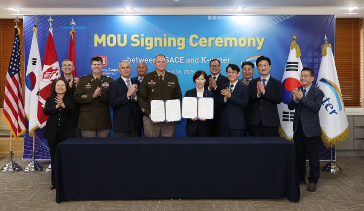 [대전=뉴시스]한국수자원공사(K-water)는 16일 미육군공병단(USACE)과 물관리 분야 국제 협력 강화를 위해 대전 K-water연구원에서 10년 기한의 장기 업무 협약을 새롭게 체결했다. (사진=수자원공사 제공) 2025. 04. 16 photo@newsis.com *재판매 및 DB 금지