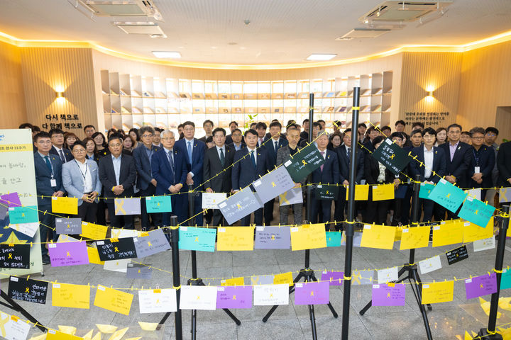[광주=뉴시스] 16일 오전 광주교육청 1층 북카페에서 열린 세월호 참사 11주기 추모 행사. (사진 = 광주교육청 제공). 2025.04.16. photo@newsis.com *재판매 및 DB 금지