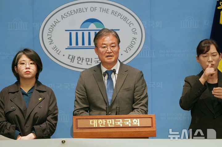 [청주=뉴시스] 더불어민주당 이연희(충북 청주흥덕) 국회의원이 16일 서울 국회에서 열린 세월호참사 11주기 생명안전기본법 통과 촉구 기자회견에서 오송 지하차도 참사 진실규명을 위해 대선 이후 국정조사 추진 의지를 밝히고 있다. (사진=이연의 의원실 제공) 2025.04.16. photo@newsis.com *재판매 및 DB 금지