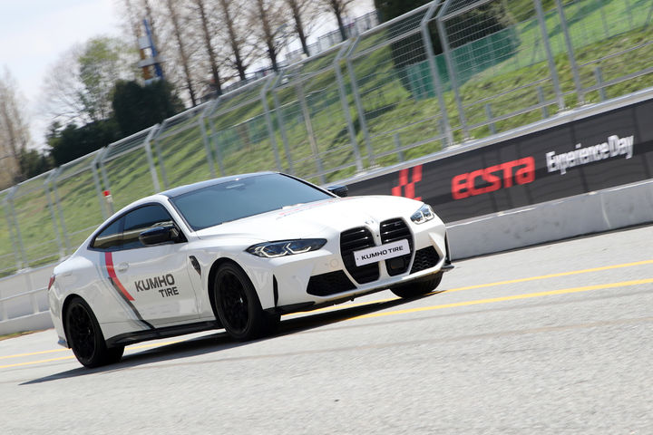 [서울=뉴시스] 지난 15일 용인 AMG 스피드웨이에서 진행된 ECSTA Experience Day에서 ‘엑스타 스포츠 S’을 장착한 차량이 스피드웨이 서킷을 주행 중인 모습. 2025.04.16 (사진=금호타이어 제공) photo@newsis.com *재판매 및 DB 금지