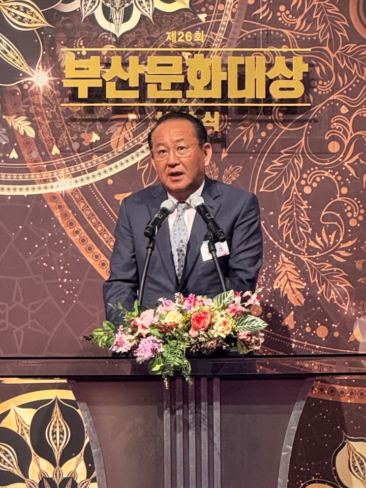 [부산=뉴시스] 종합해운물류기업 팬스타그룹의 김현겸 회장이 16일 부산문화방송과 BNK부산은행 공동주최로 열린 '제26회 부산문화대상 시상식'에서 해양수산 부문 대상을 수상했다. 사진은 시상식에서 김 회장이 수상 소감을 말하고 있따. (사진=팬스타그룹 제공) 2025.04.16. photo@newsis.com *재판매 및 DB 금지