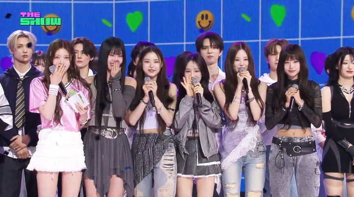 [서울=뉴시스] 걸그룹 '이즈나'(izna)가 15일 오후 방송된 SBS M '더쇼'에서 첫 디지털 싱글 '사인'(SIGN)으로 트로피를 거머쥐었다. (사진=SBS M 제공) 2025.04.16 photo@newsis.com  *재판매 및 DB 금지