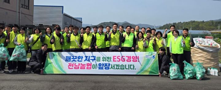 농협 전남본부는 16일 고흥군에 소재한 스마트팜 농가를 방문해 전남농협이 중점 추진하는 보급형 스마트팜 도입·확대 추진 방향을 공유하고 스마트농업 효과를 현장에서 직접 확인했다.(사진=전남농협 제공) photo@newsis.com *재판매 및 DB 금지