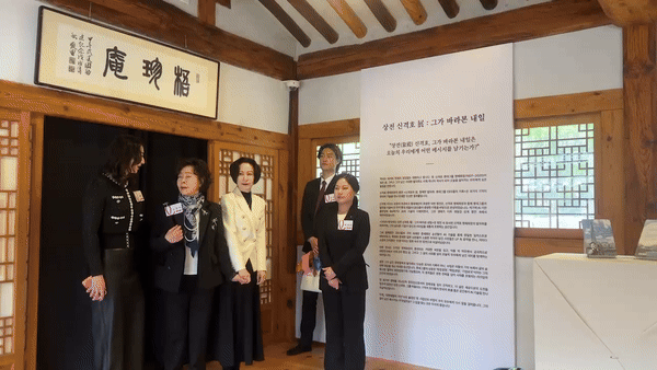 [서울=뉴시스] 이혜원 기자 = 16일 오후 서울 종로구에 위치한 전통문화공간 무계원에서 열린 '2025 롯데재단 상전(象殿) 신격호 展 : 그가 바라본 내일' 개막식에 장혜선 롯데재단 이사장, 신영자 롯데재단 의장 등이 참석했다. *재판매 및 DB 금지