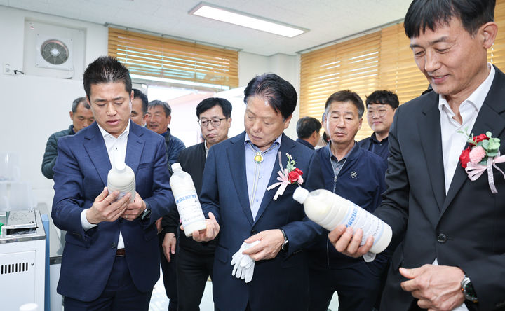 [성주=뉴시스] 이병환(가운데) 군수가 초유를 살펴보고 있다. (사진=성주군 제공) 2025.04.16 photo@newsis.com *재판매 및 DB 금지