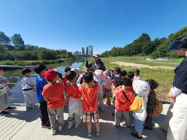 [인천=뉴시스] 인천 연수구 승기천 모습. (사진=연수구 제공) 2025.04.16. photo@newsis.com *재판매 및 DB 금지