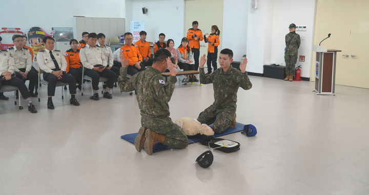 [대구=뉴시스] 대구강북소방서는 16일 본서 2층 소방안전교실에서 일반인 심폐소생술 자체 경연대회 대비 시연회를 개최했다. (사진=대구강북소방서 제공) 2025.04.16. photo@newsis.com *재판매 및 DB 금지