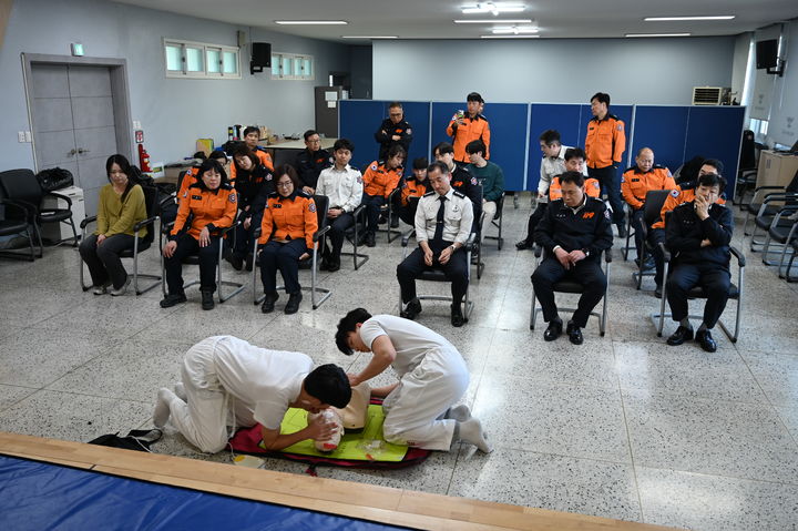 [대구=뉴시스] 대구서부소방서는 지난 15일 본서 대회의실에서 일반인 심폐소생술 자체 경연대회 대비 시연회를 개최했다. (사진=대구서부소방서 제공) 2025.04.16. photo@newsis.com *재판매 및 DB 금지
