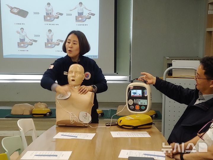 [안양=뉴시스] 전문 강사가 자동심장충격기(AED)사용법에 대해 설명하고 있다. (사진=안양시 제공).