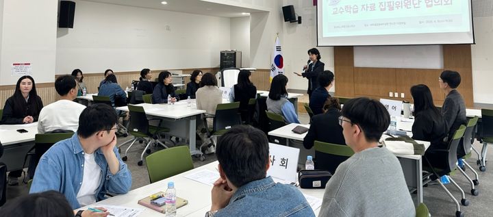 [안동=뉴시스] 16일 구미시에 있는 새마을운동테마공원 연수관에서 '체크중 학업성취 평가' 연계 교수학습 자료 집필위원단 협의회가 진행되고 있다.  (사진=경북교육청 제공) 2025.04.16 photo@newsis.com *재판매 및 DB 금지