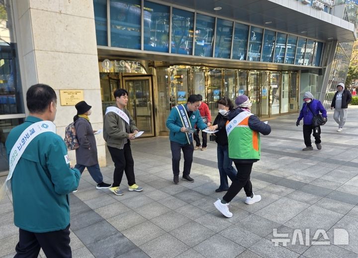 [안양=뉴시스] 산불 예방과 집중 안전 점검 홍보 참가자들이 행인들에게 안내문을 전달하며, 적극적인 참여 등을 당부하고 있다. (사진=안양시 제공). 2025.04.16. photo@newsis.com