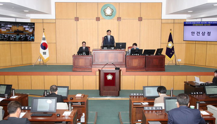 [정읍=뉴시스] 16일 열린 정읍시의회 제303회 임시회 제2차 본회의, 박일 의장이 상임위 심사를 거친 안건을 본회의에 상정하고 있다. *재판매 및 DB 금지
