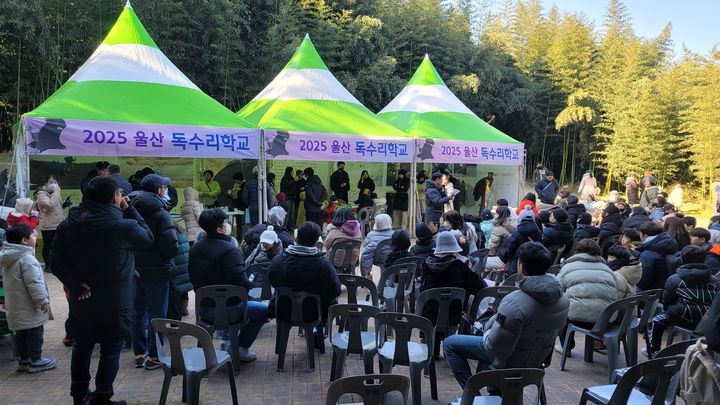 [울산=뉴시스] 울산시는 멸종위기 야생동물인 독수리를 체험하는 ‘2025년 울산 독수리학교 및 먹이터' 운영을 성황리에 마쳤다고 17일 밝혔다. (사진= 울산시 제공) 2025.04.17.photo@newsis.com *재판매 및 DB 금지
