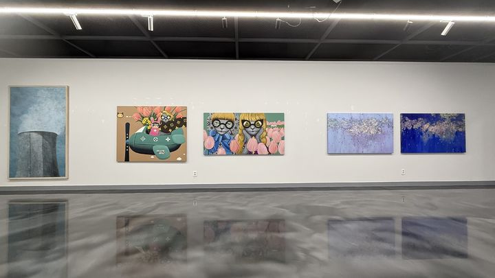 [대구=뉴시스] 대구현대미술가협회 우수작가 8인 초대전 '꽃피는 길목' 전시장 전경. (사진=대구 서구문화회관 제공) 2025.04.17. photo@newsis.com *재판매 및 DB 금지