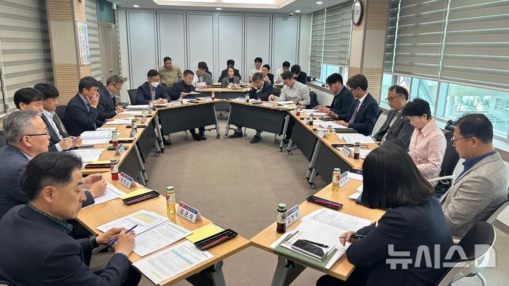 [창원=뉴시스]16일 경남도청 회의실에서 주택시장 안정화를 위한 관계기관 협의회가 열리고 있다.(사진=경남도 제공) 2025.04.16. photo@newsis.com